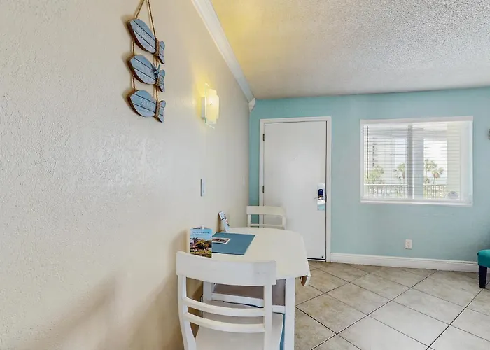 Pelican Pointe Hotel *