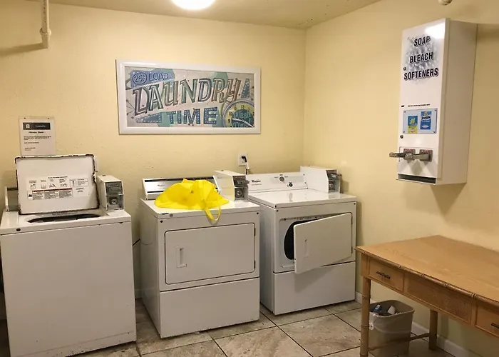 Pelican Pointe Hotel *